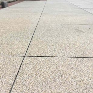 淄博 黄金麻花岗岩石板材荔枝面地面铺装效果