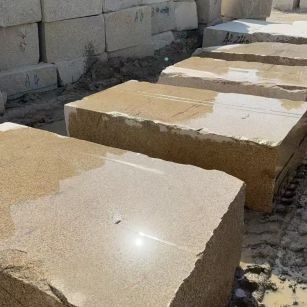 淄博 黄金麻方料堆场洗料分选中，原材料充足