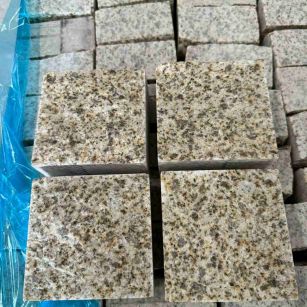 淄博 黄金麻花岗岩自然面小方块，弹石，马蹄石等