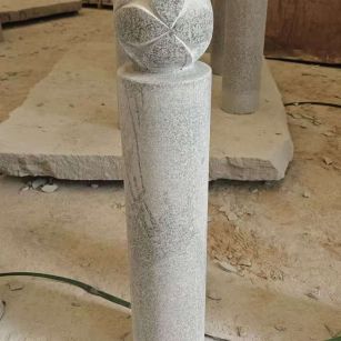 淄博 芝麻白花岗岩石材挡车石柱、停车柱、圆柱挡车柱、方柱挡车柱等