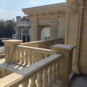 淄博 黄金麻别墅外墙干挂雕花配合阳台栏杆花瓶柱