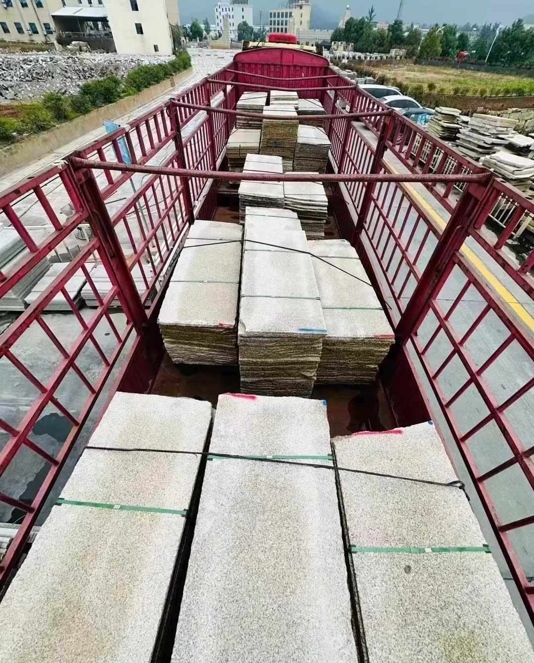 淄博 黄金麻花岗岩荔枝面，光面毛板装车完成