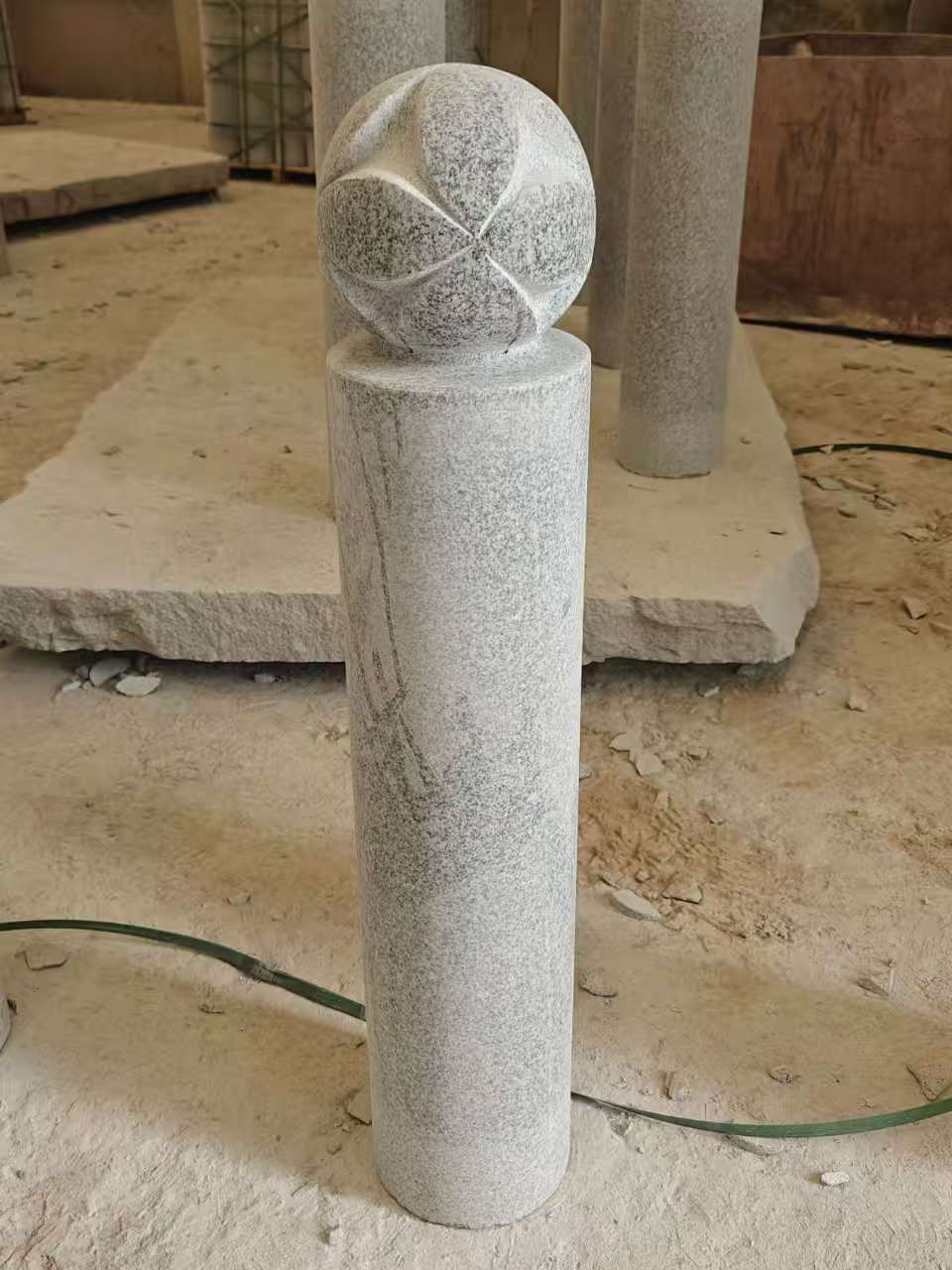 淄博 芝麻白花岗岩石材挡车石柱、停车柱、圆柱挡车柱、方柱挡车柱等