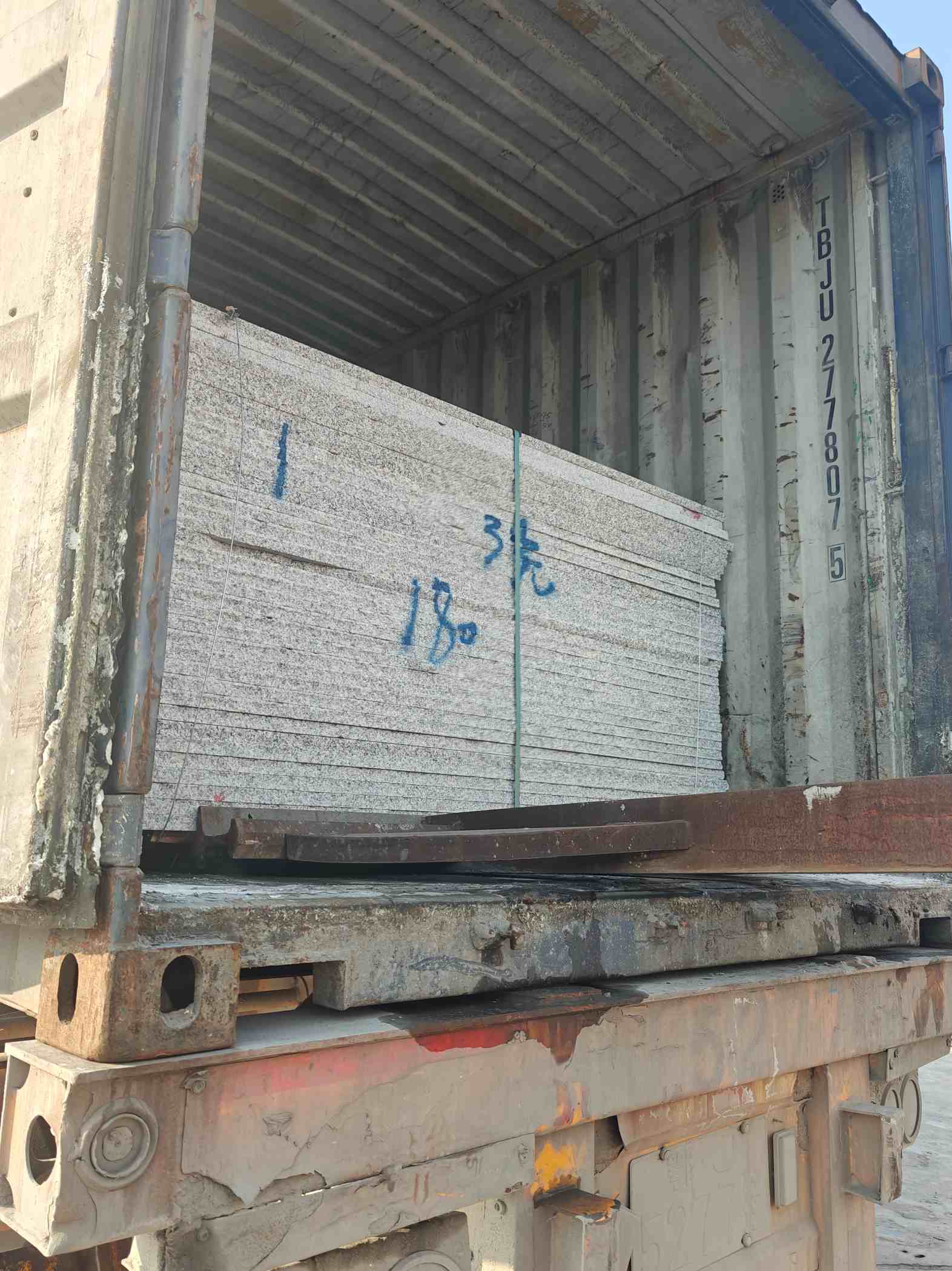 淄博 芝麻白花岗岩石材3.0公分光面毛板装柜出货