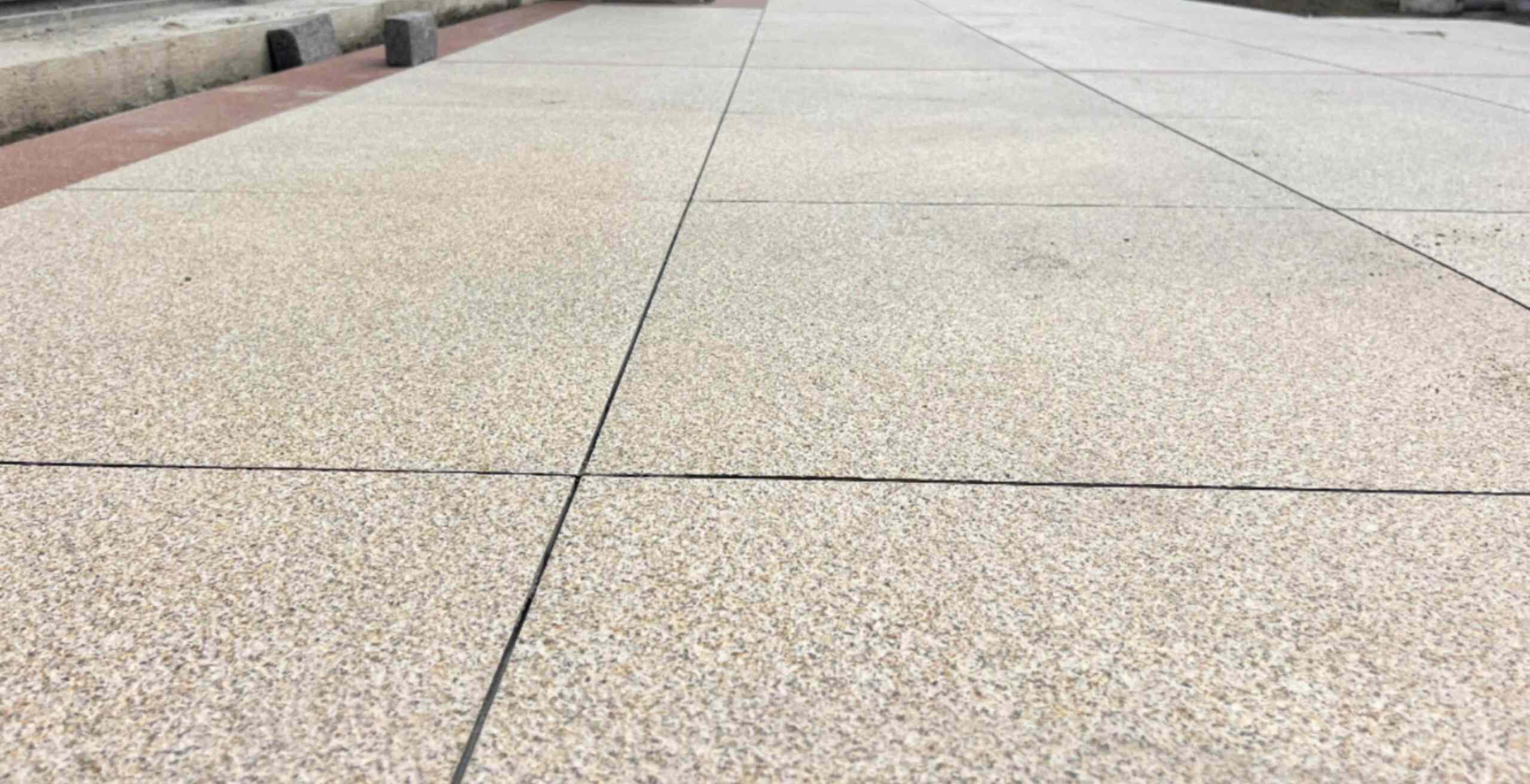 淄博 黄金麻花岗岩石板材荔枝面地面铺装效果