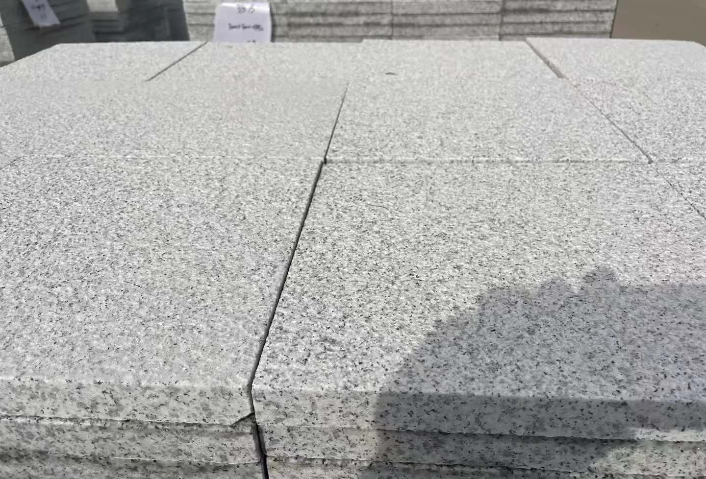 淄博 白麻花岗岩石材推荐 荔枝面地铺石