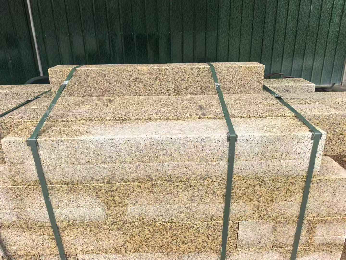 淄博 黄金麻花岗岩石材机切面栏杆料半成品