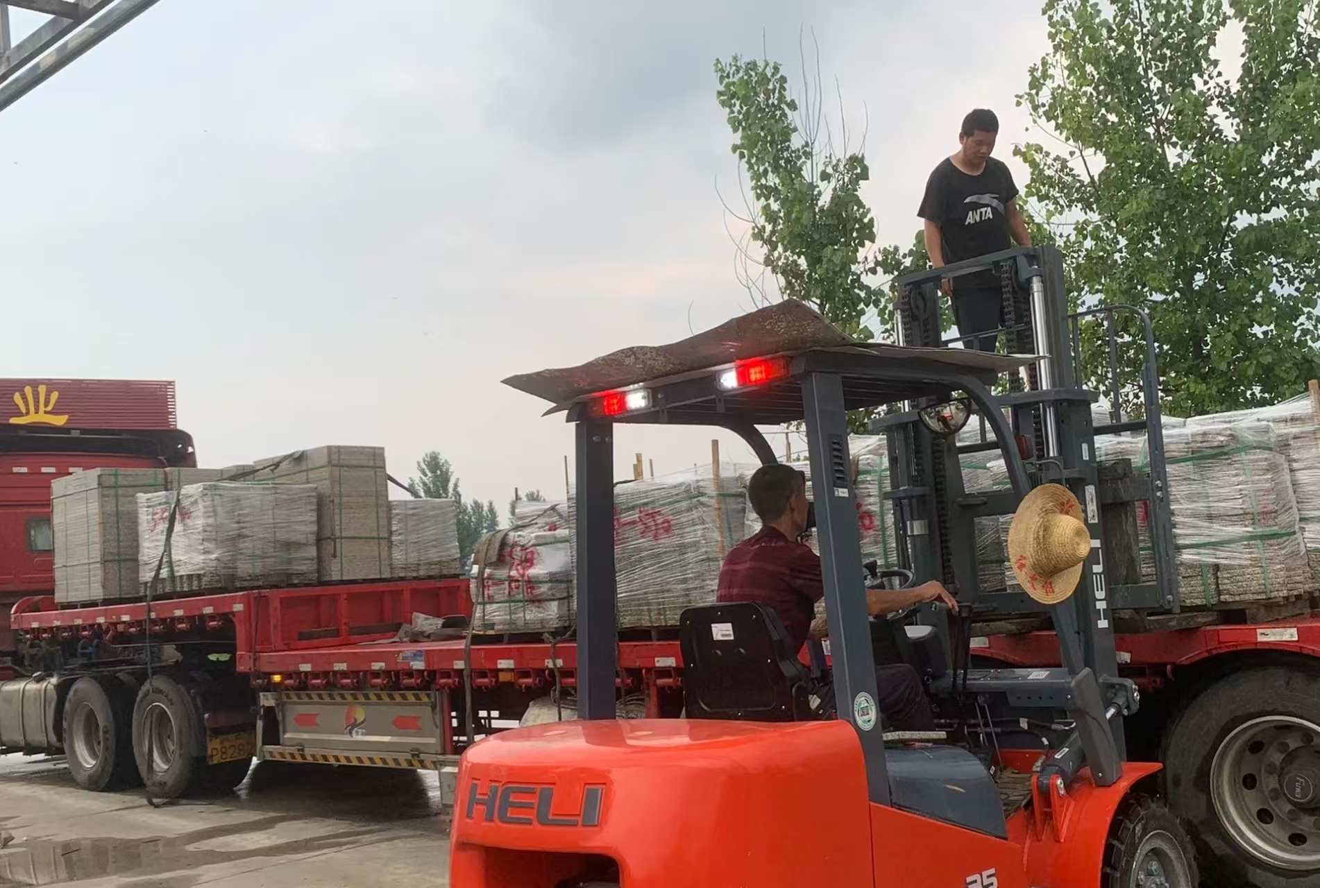 淄博 黄金麻冰裂纹，地铺石装车