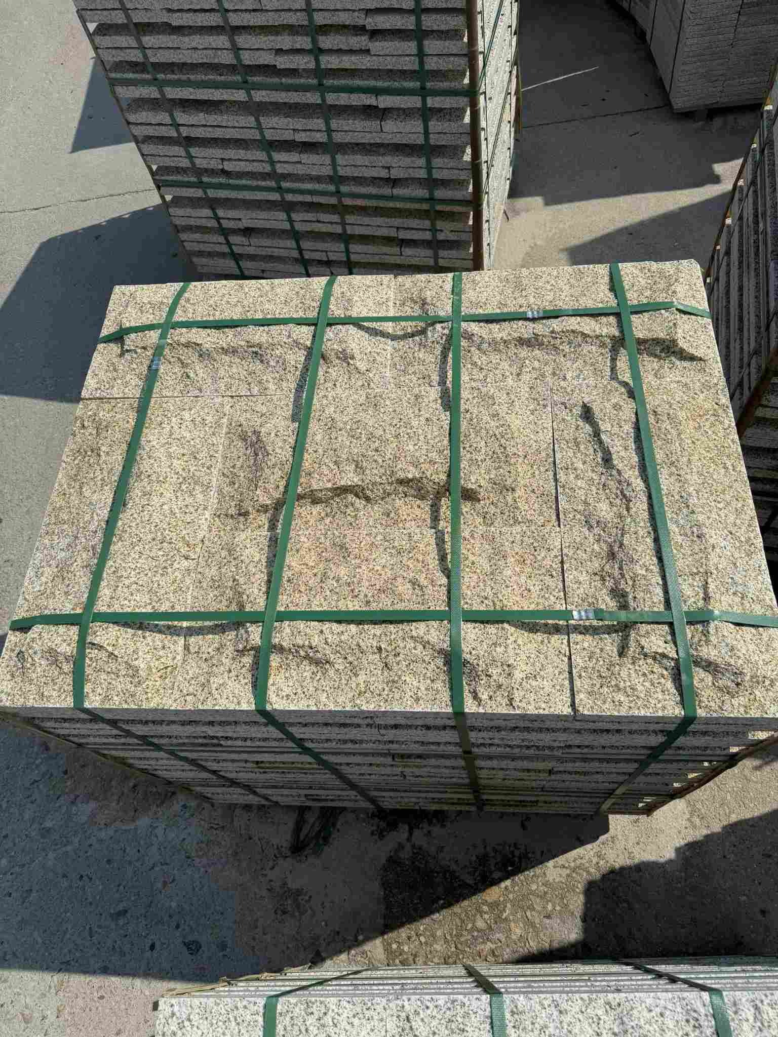 淄博 黄金麻花岗岩石材自然面蘑菇石成品