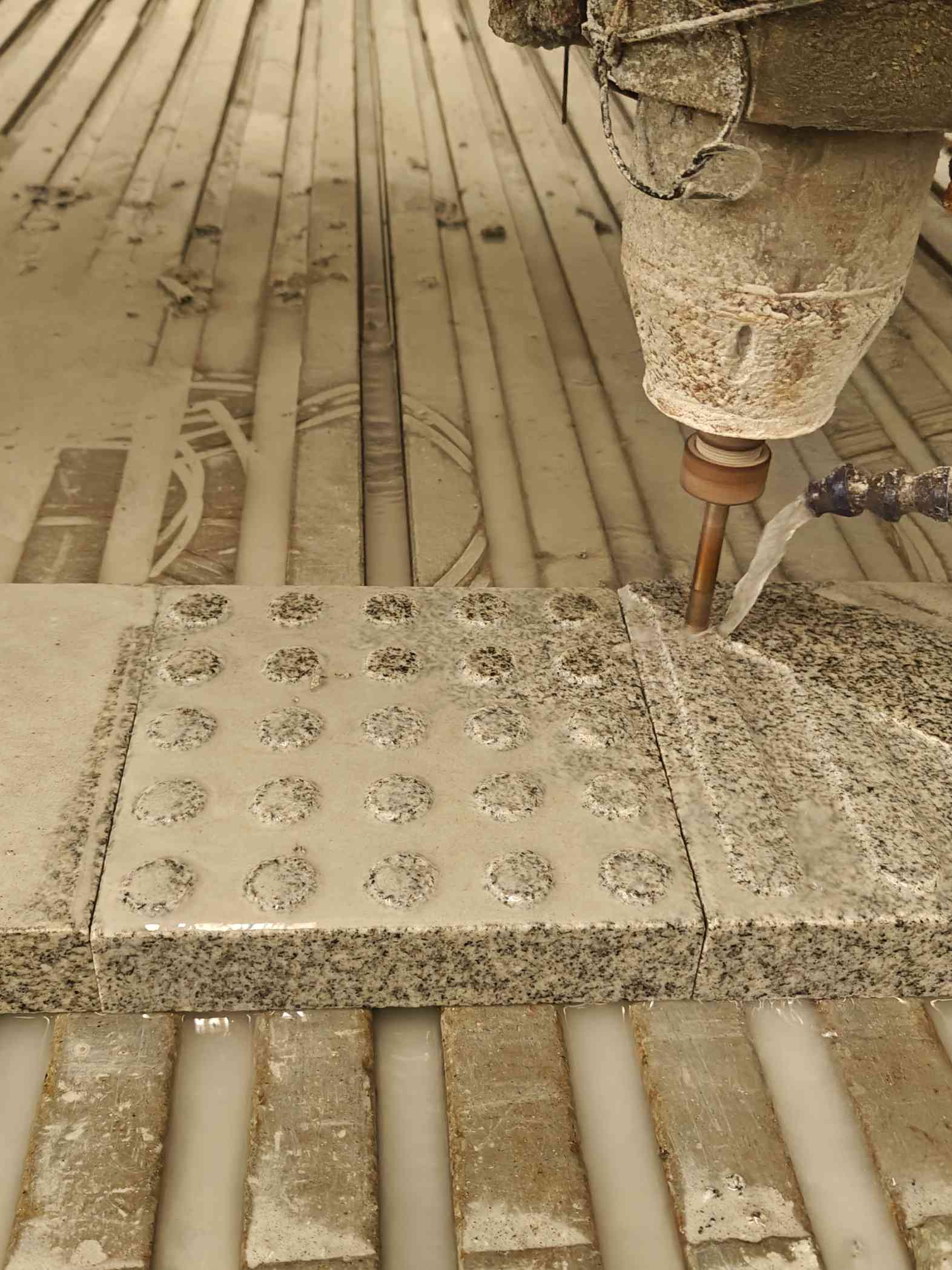 淄博 芝麻白花岗岩石材盲人石、盲道石、盲点石