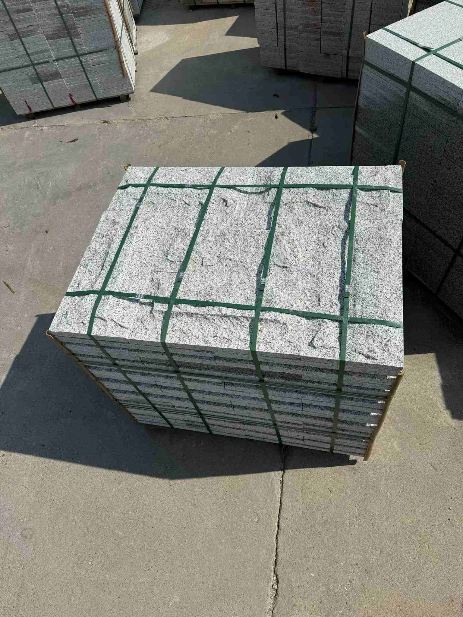 淄博 白麻花岗岩石材自然面蘑菇石成品