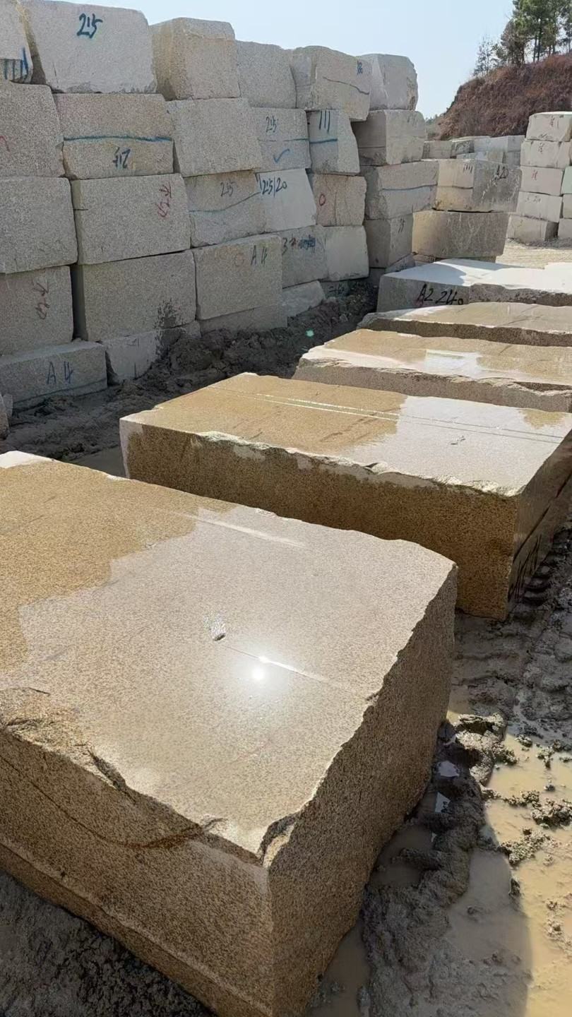 淄博 黄金麻方料堆场洗料分选中，原材料充足