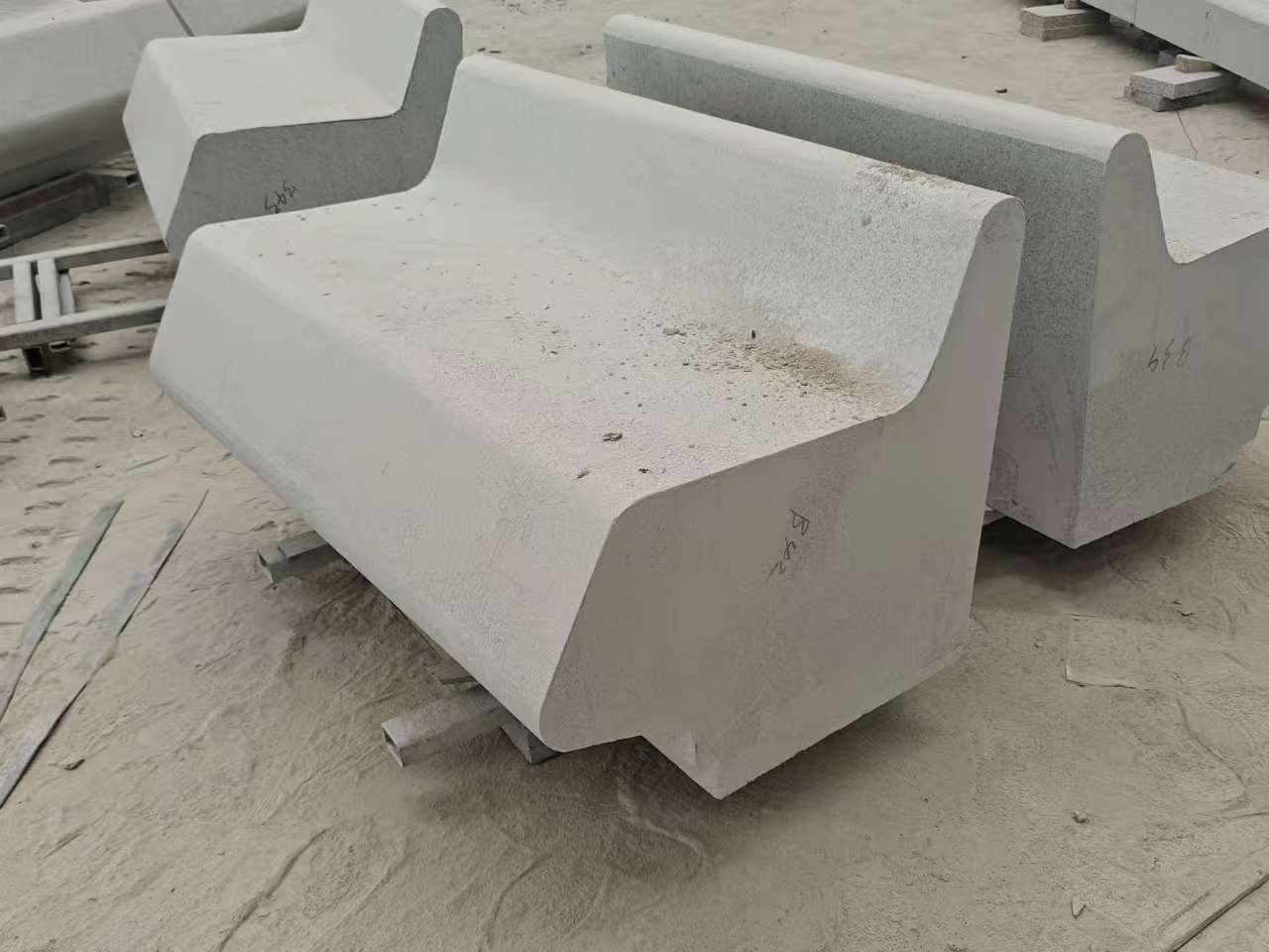 淄博 芝麻白花岗岩异形坐凳，石凳