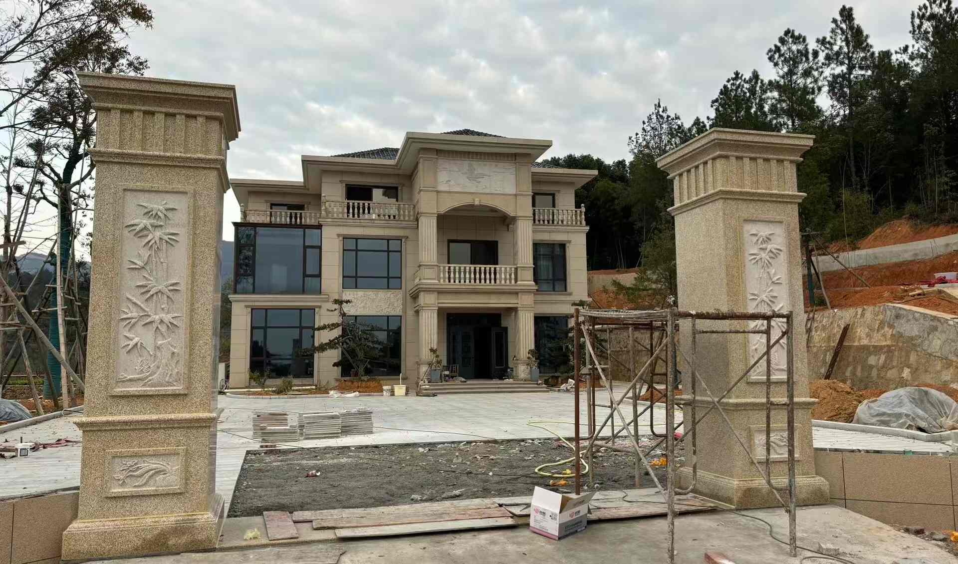 淄博 黄金麻花岗岩别墅雕花外墙干挂配上门口雕花罗马柱