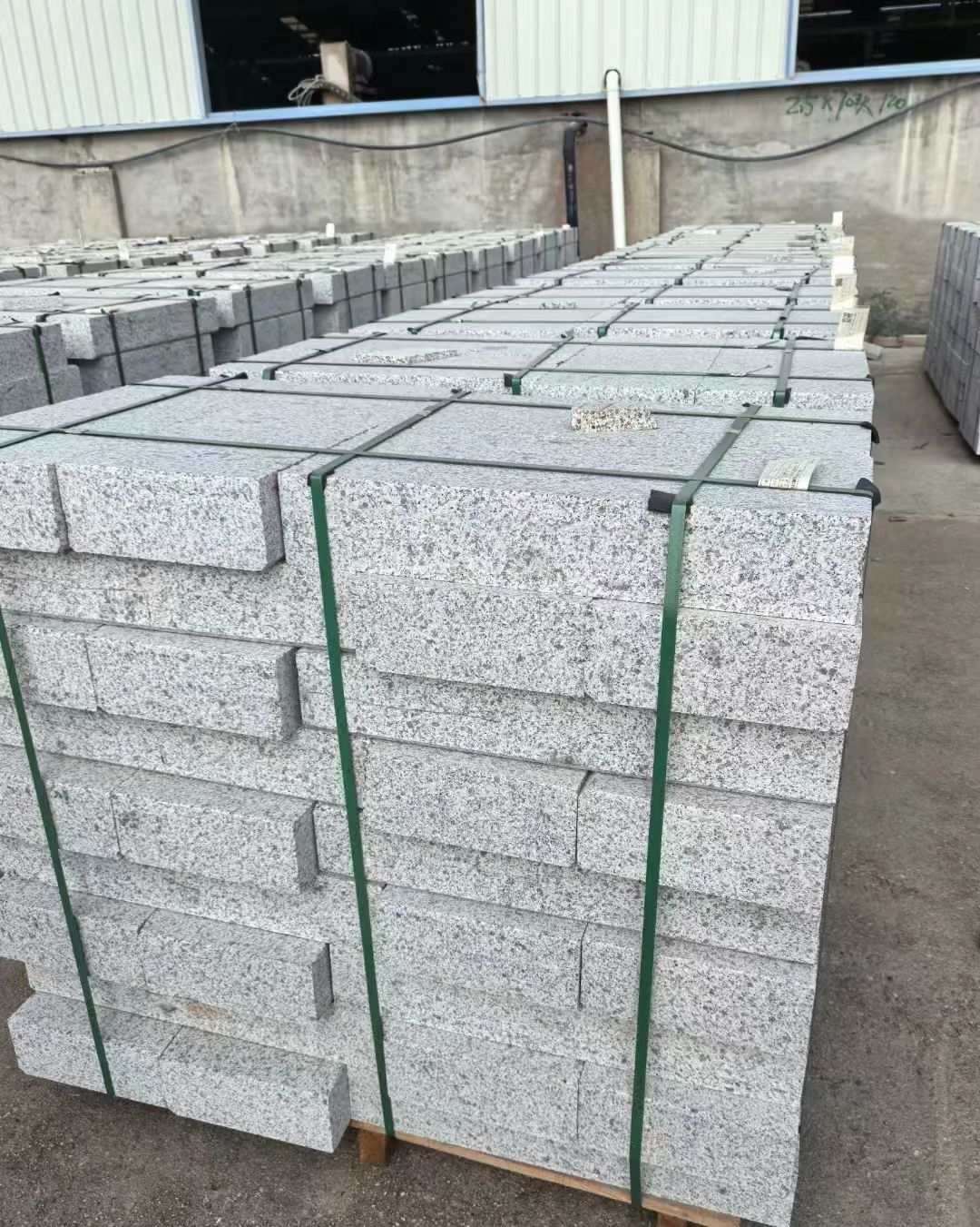 淄博 白麻花岗岩路沿石，弧形路沿石，道牙石，马路牙子，界石，路缘石，平沿石，直岩石，平缘石等