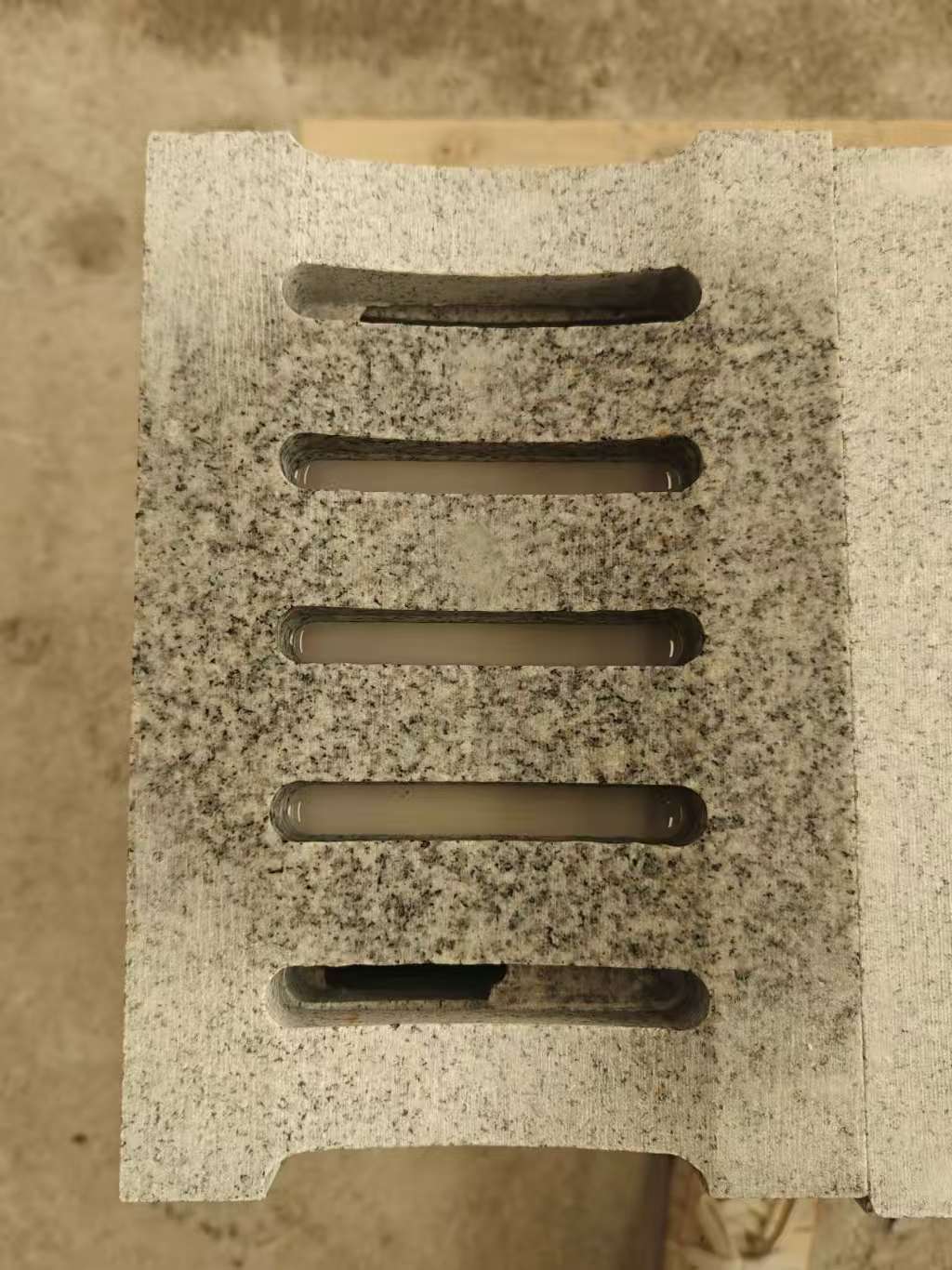 淄博 芝麻白拉丝面花岗岩U型开槽排水槽