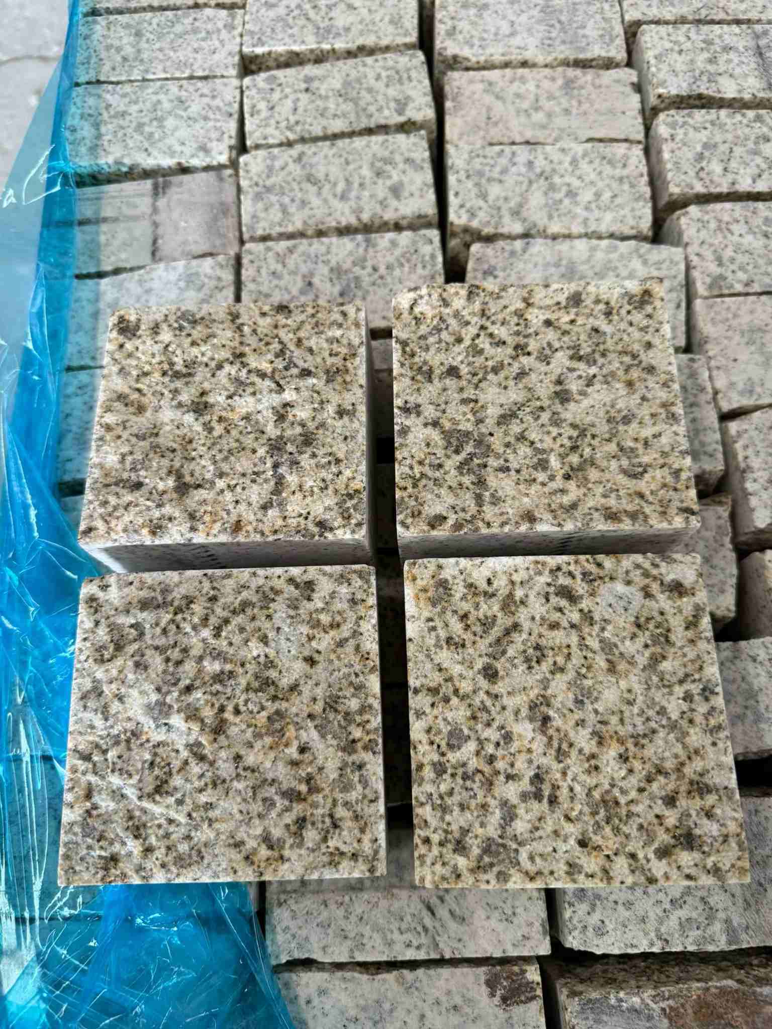 淄博 黄金麻花岗岩自然面小方块，弹石，马蹄石等