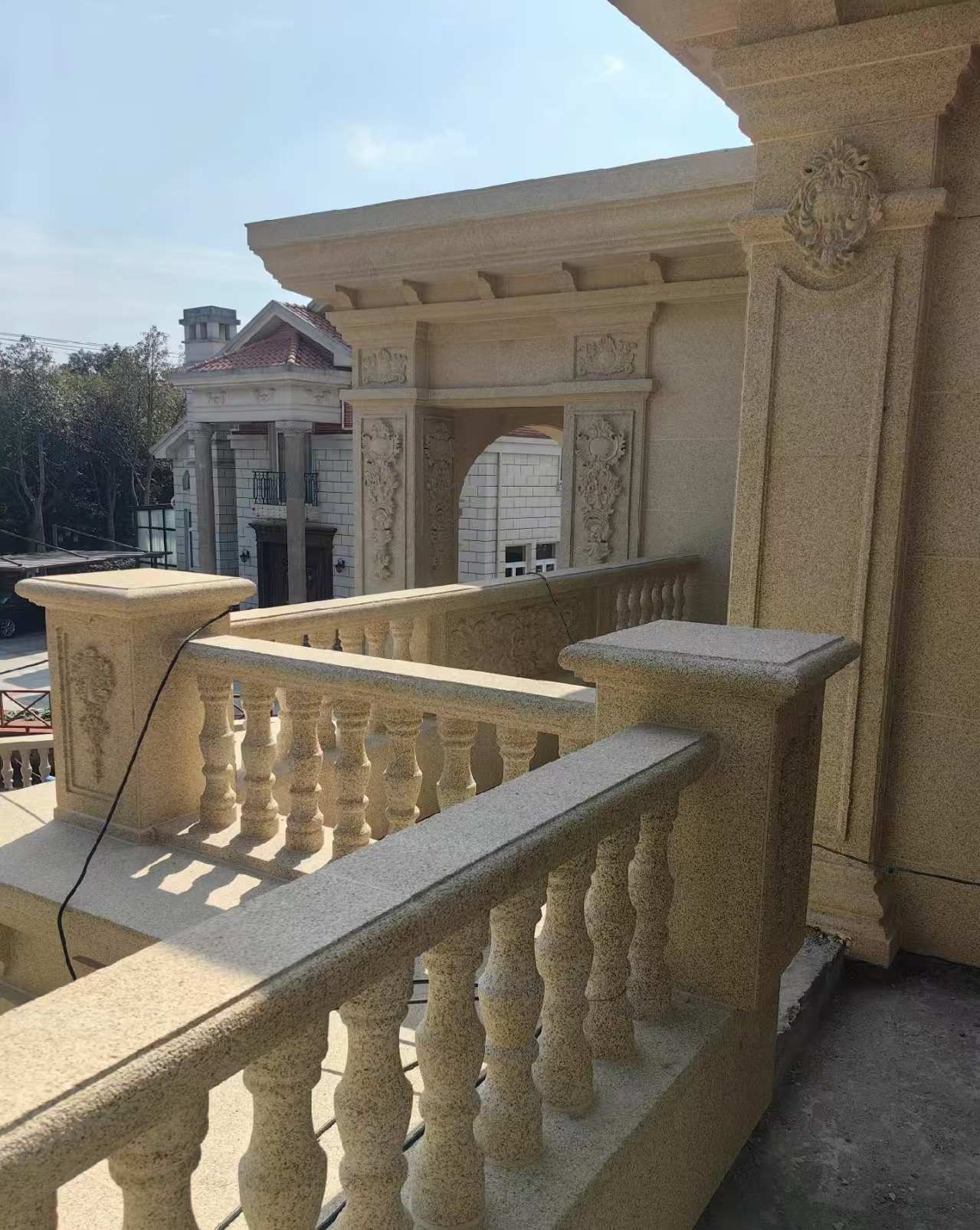 淄博 黄金麻别墅外墙干挂雕花配合阳台栏杆花瓶柱