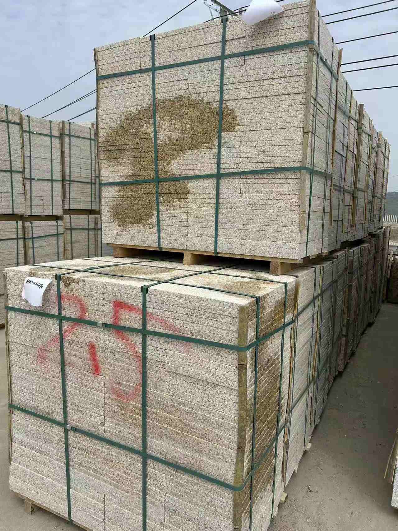 淄博 黄金麻花岗岩石材荔枝面地铺石2.5*300*600