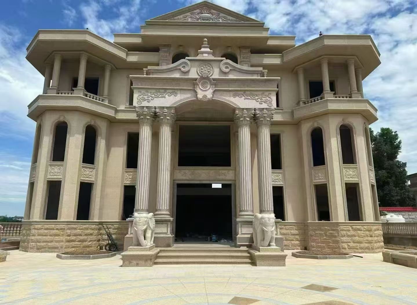 淄博 黄金麻别墅外墙干挂，大柱，大象，蘑菇石，雕花板