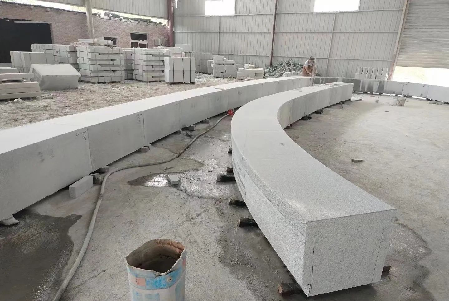 淄博芝麻白花岗岩石板材 园林光面弧形坐凳