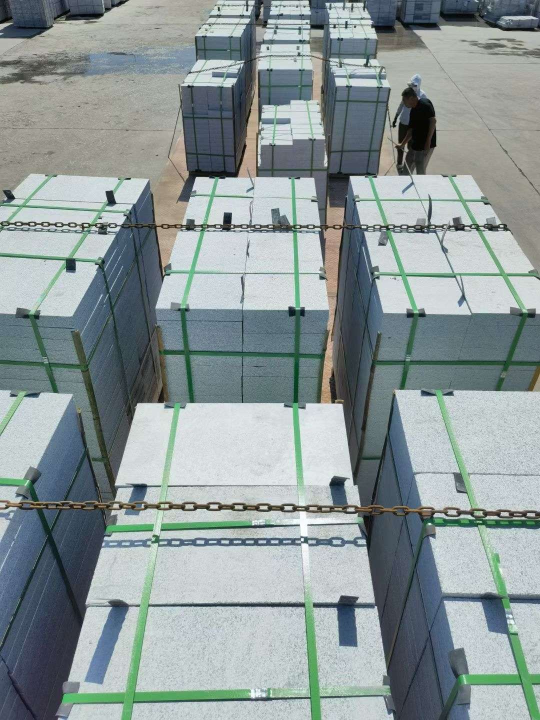 淄博 芝麻白花岗岩5公分地铺石 花岗岩厂家工厂装车日常